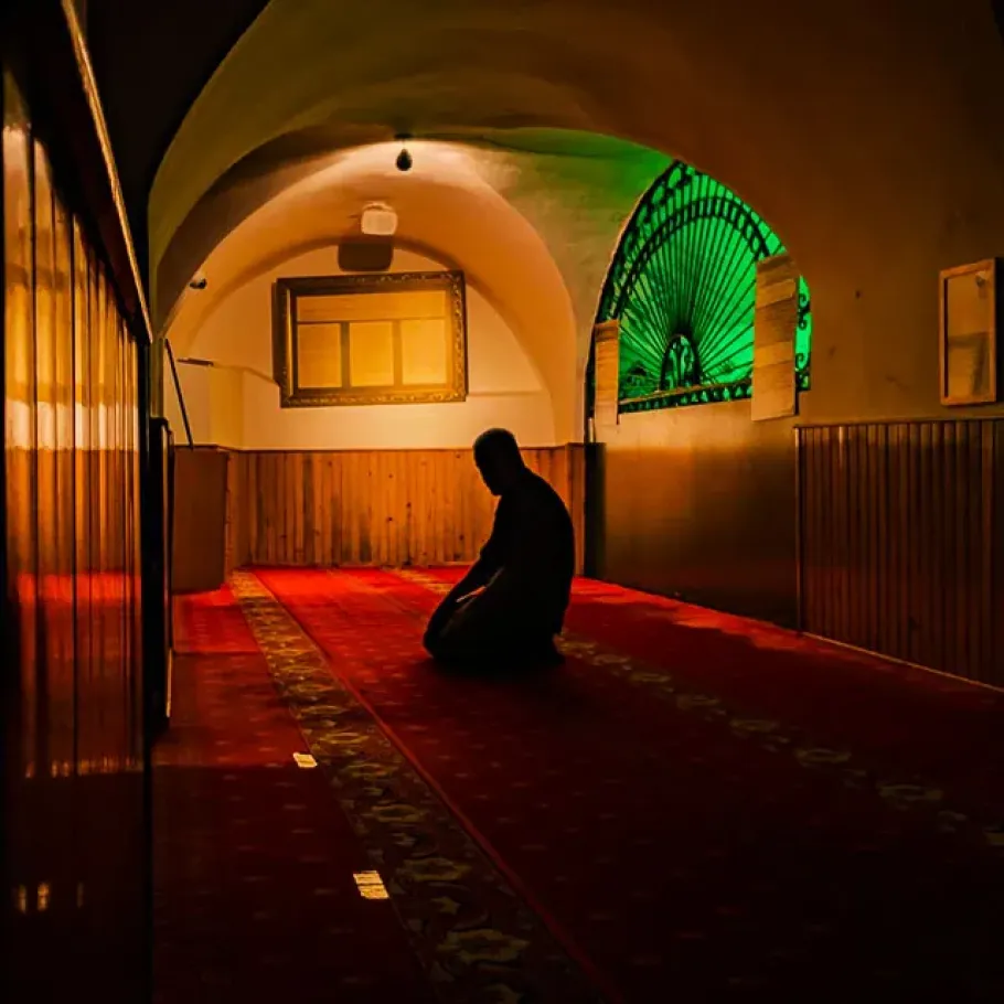 Orang Sholat Sendirian di Mushola