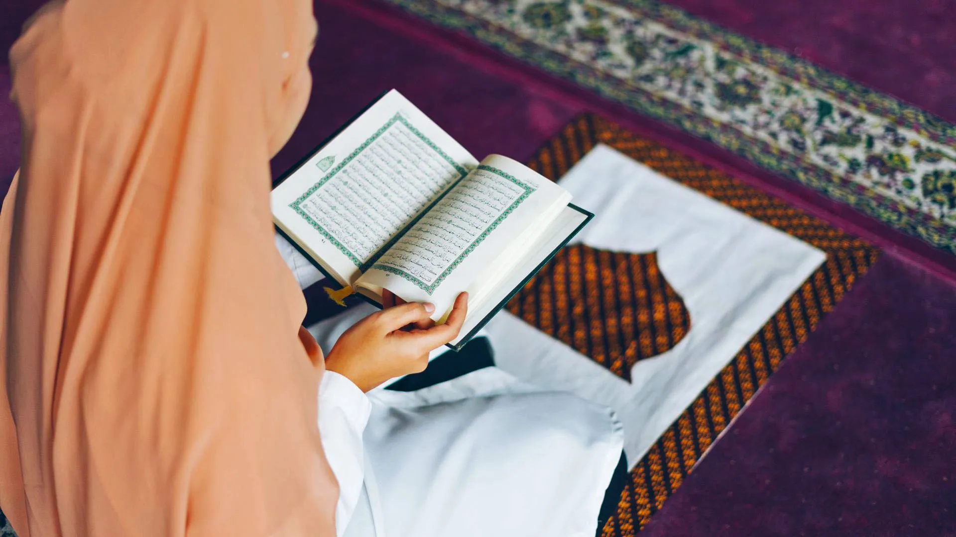 ilustrasi muslimah membaca quran
