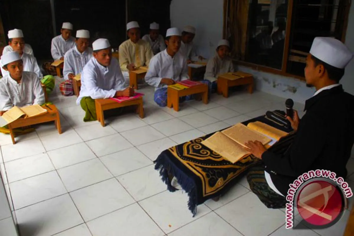 Belajar Kitab kuning buku pembelajaran utama santri pondok pesantren Indonesia