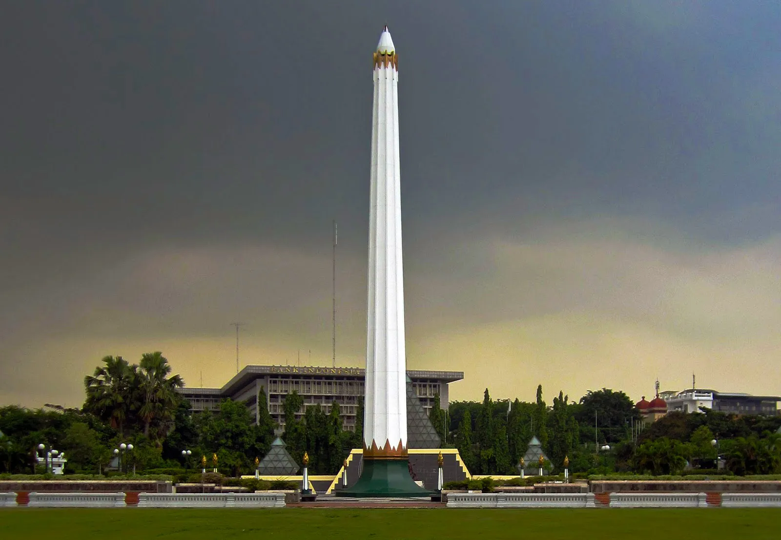 02 monumen tugu pahlawan surabaya riset guru