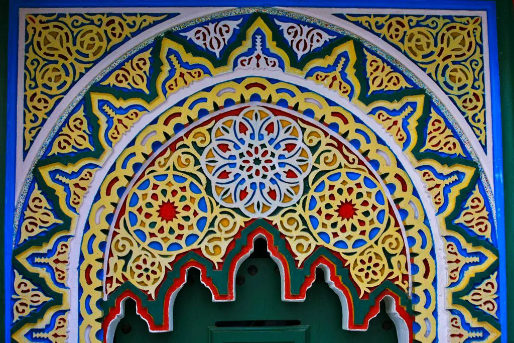 Ornamen seni islam berwarna warni di dinding masjid