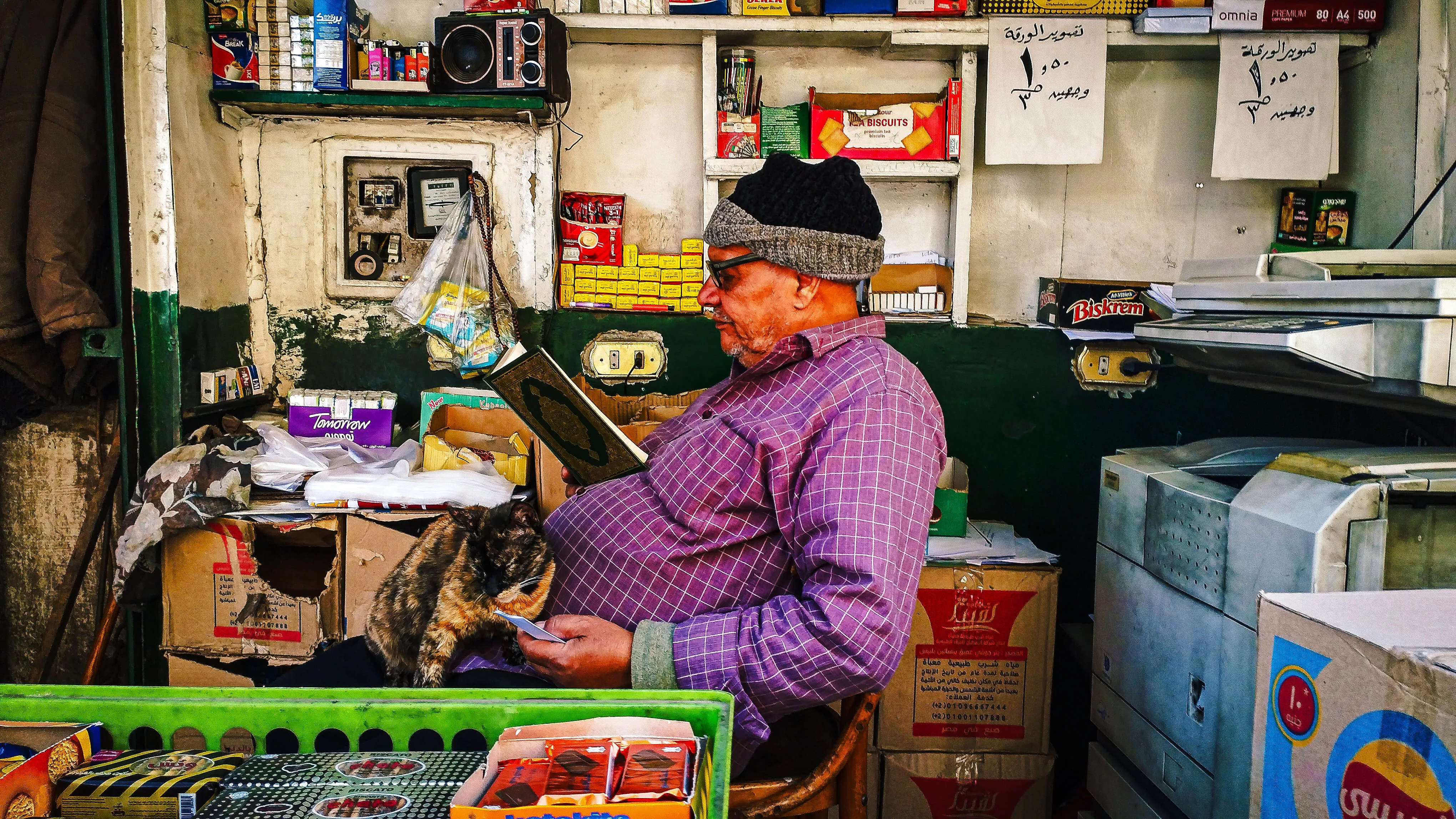 Lelaki membaca Al Quran di tengah kesibukan kerja