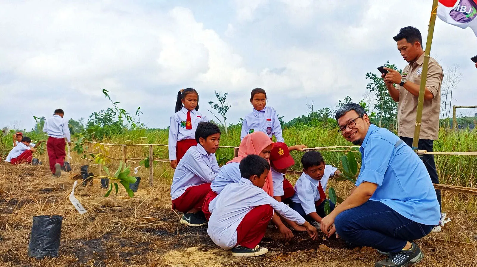 para relawan sd menanam bibit pohon sebagai aksi hijau sumber suarapublik id