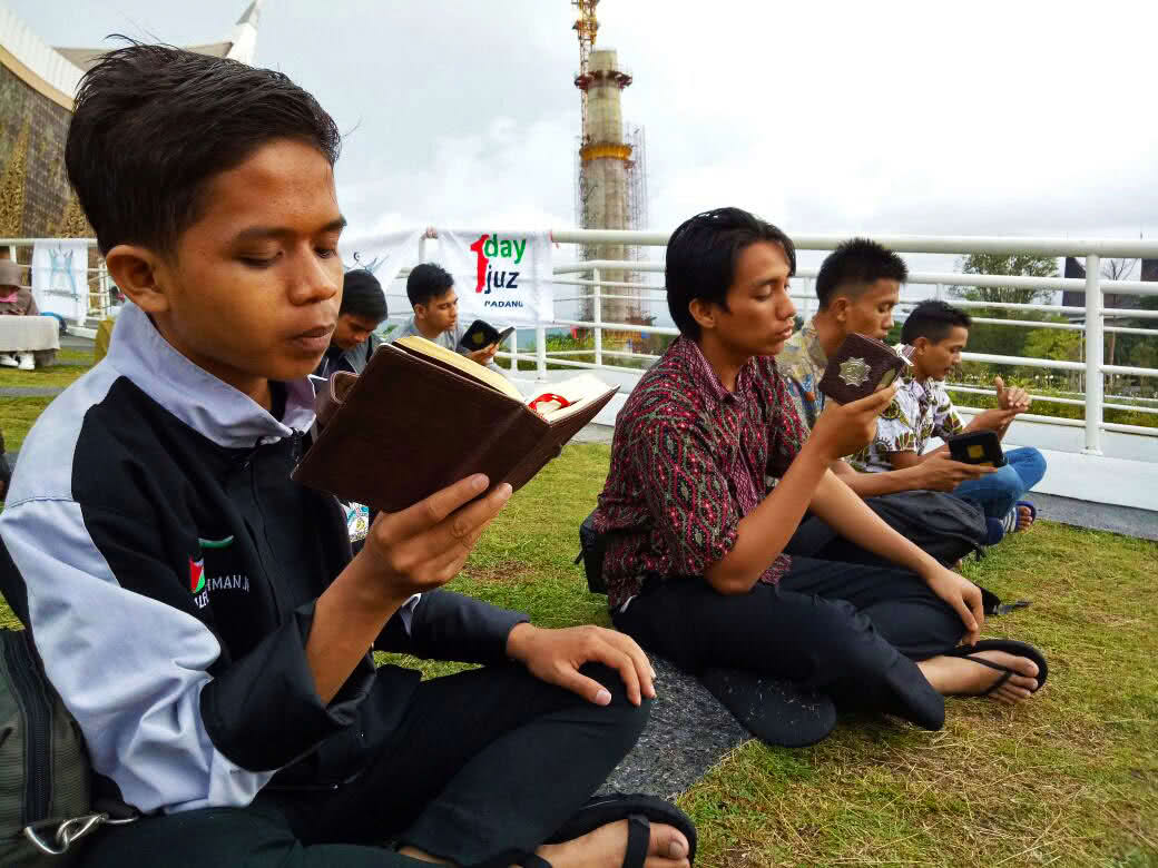Remaja muslim mengaji bersama di area masjid