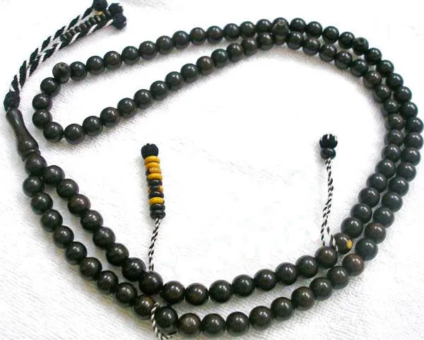 Tasbih hitam di atas kain putih