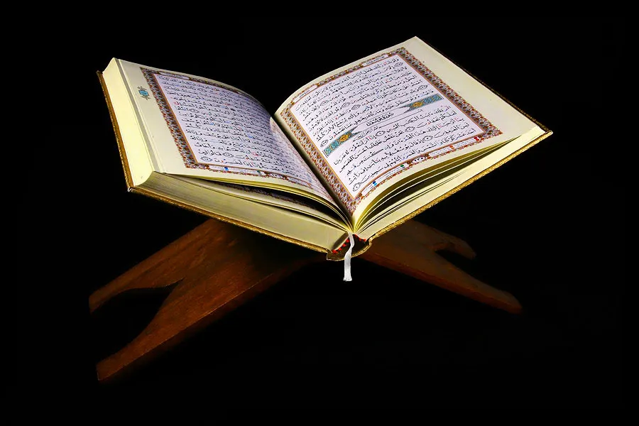 Al Quran terbuka di atas rehal