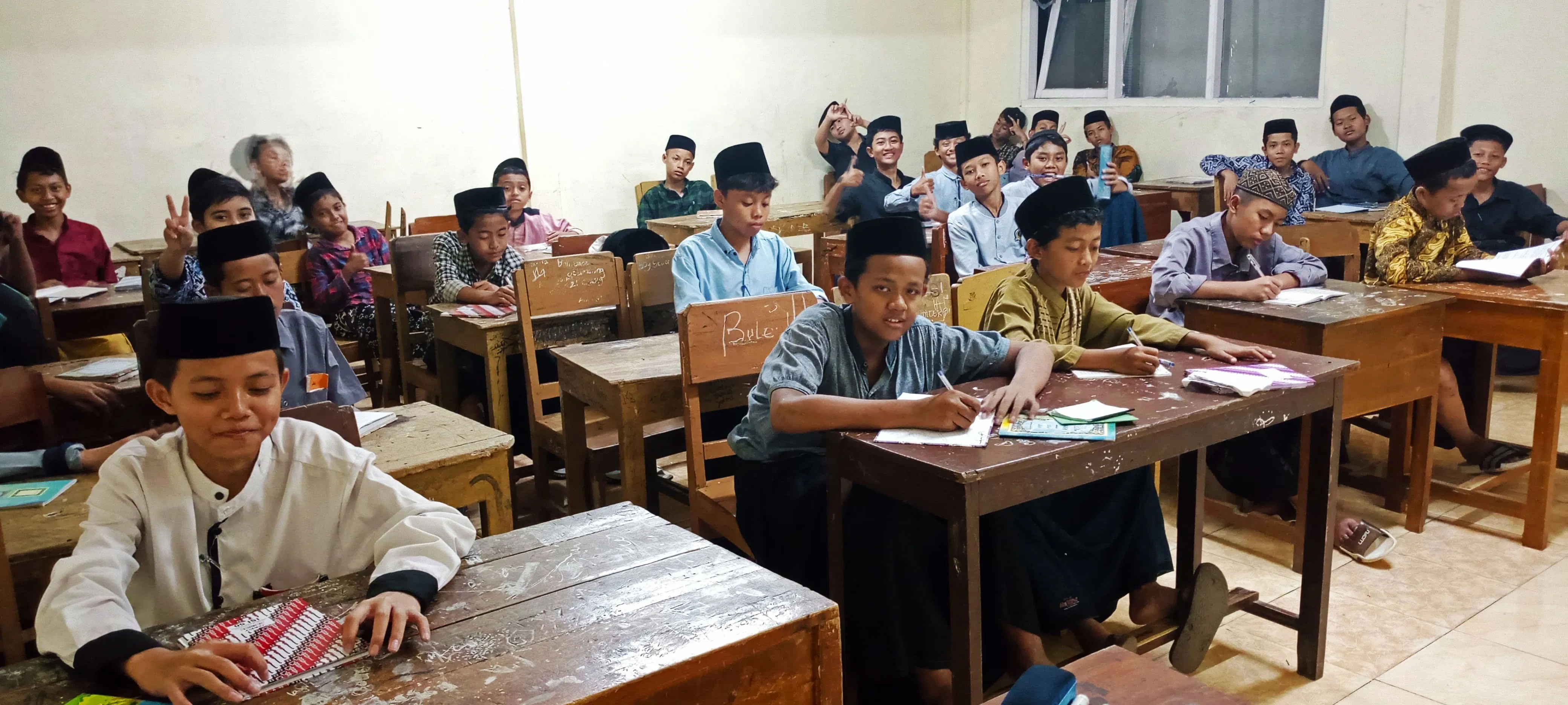 Santri mengaji di kelas madrasah diniyah