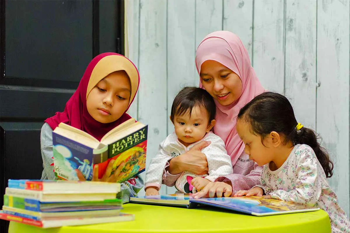 Orang tua membacakan buku untuk anak anak