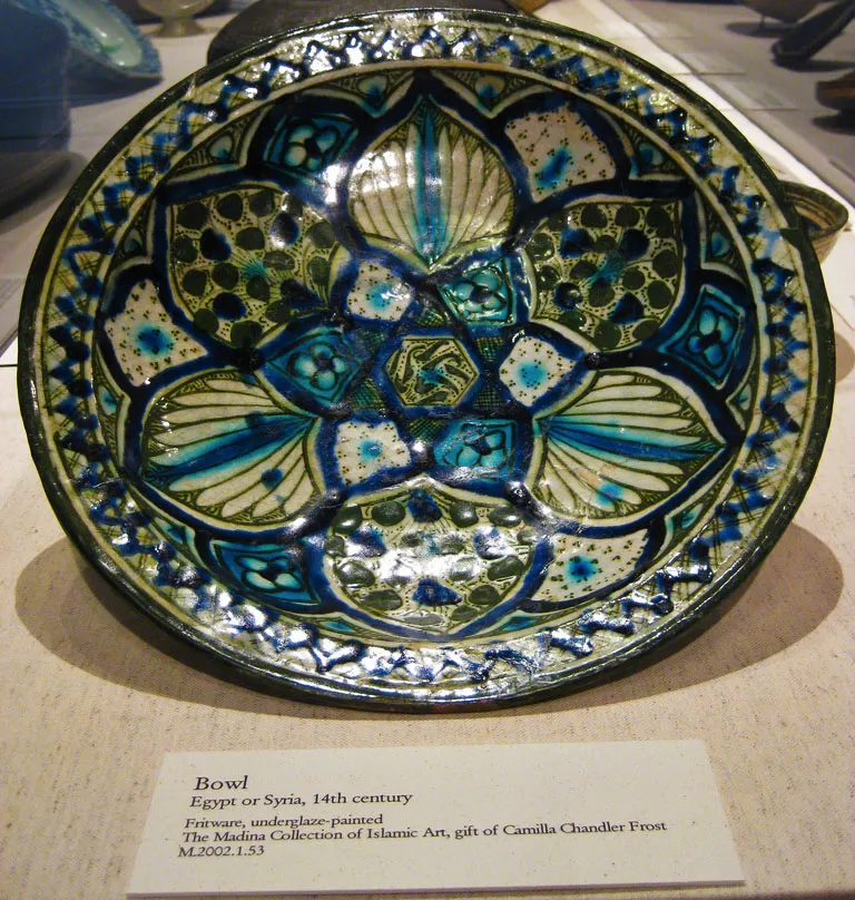 Mangkuk keramik Islam bermotif biru di museum