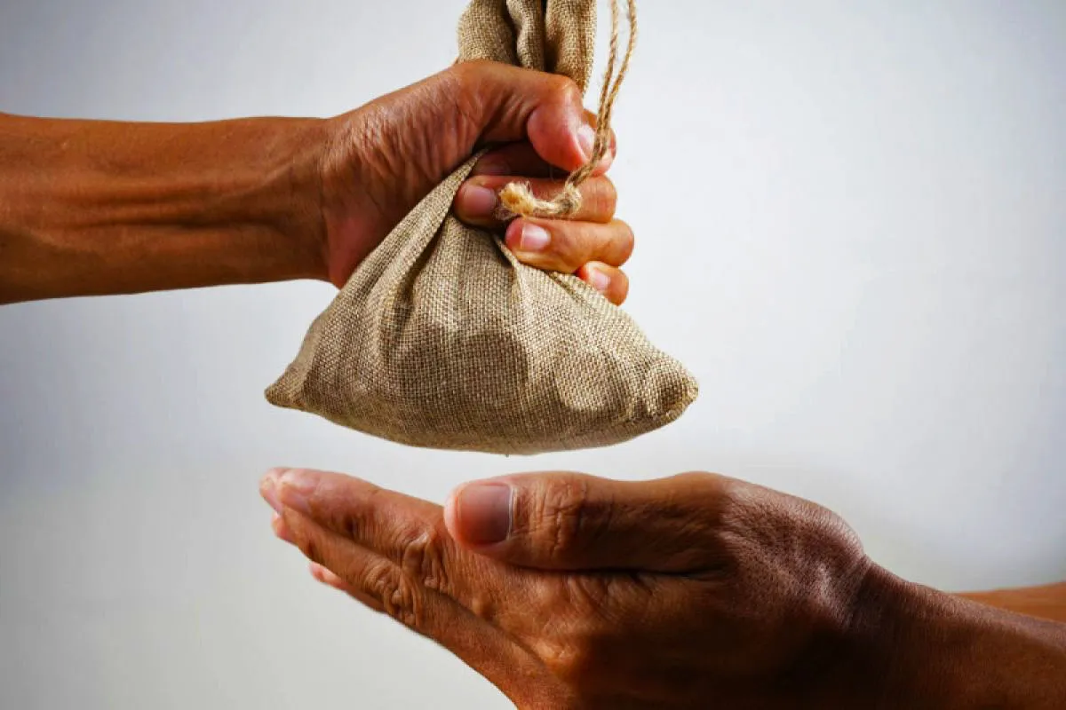 ilustrasi memberi sedekah