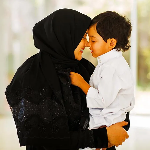 Ilustrasi Anak Laki-laki dengan Ibu Kandungnya