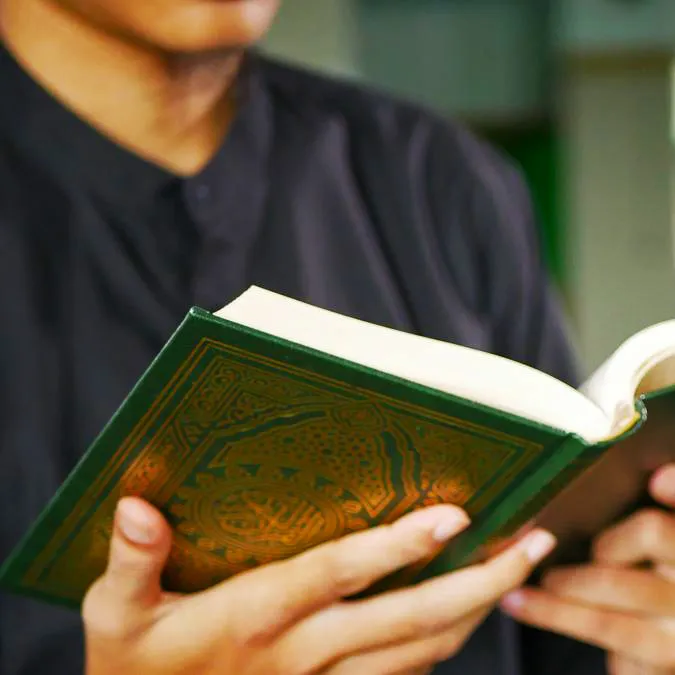 Ilustrasi Orang Membaca Quran di Mesjid
