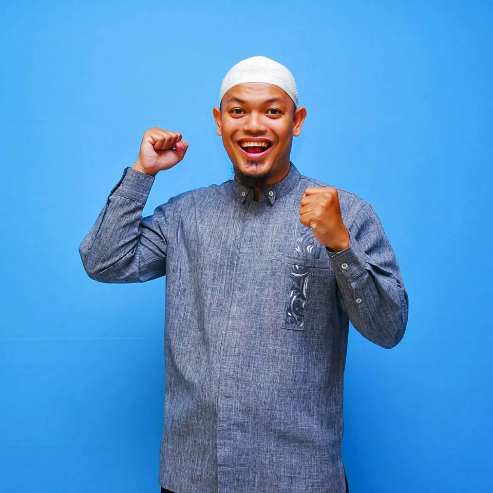 Ilustrasi Muslim Yang Tersenyum Gembira