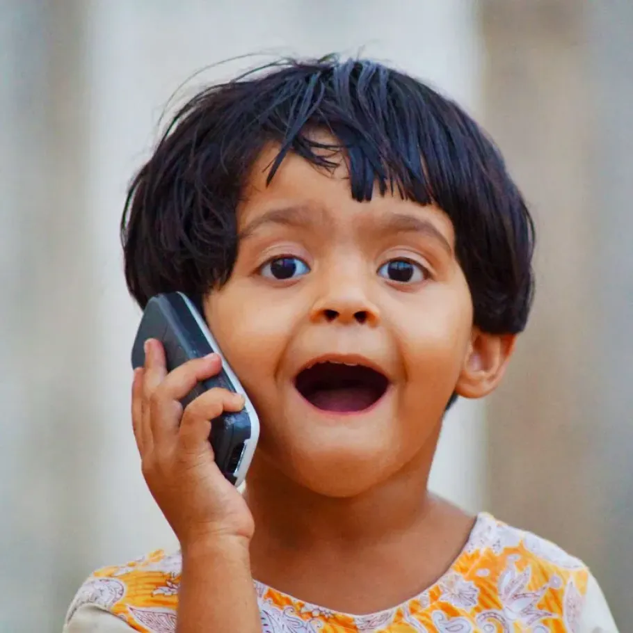 Ilustrasi Anak Kecil Memegang Hape