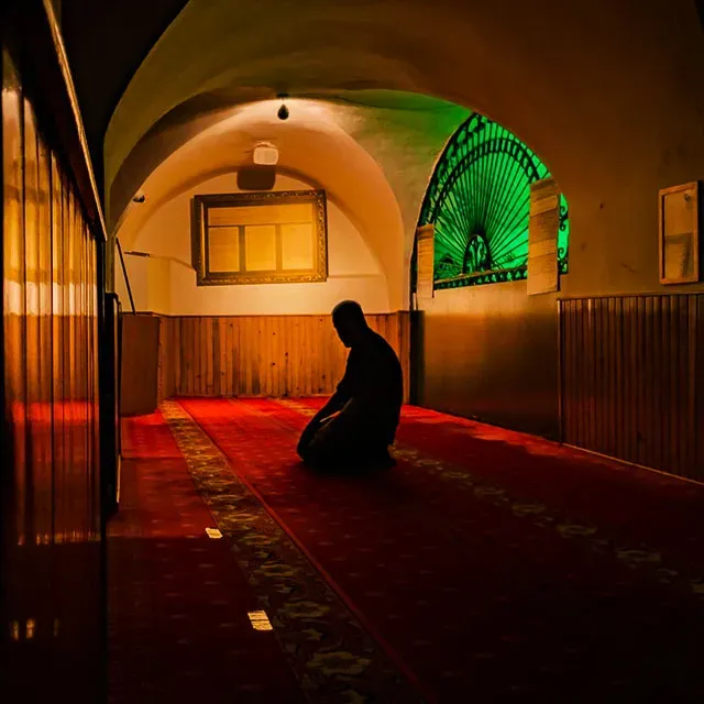 Orang Sholat Sendirian di Mushola