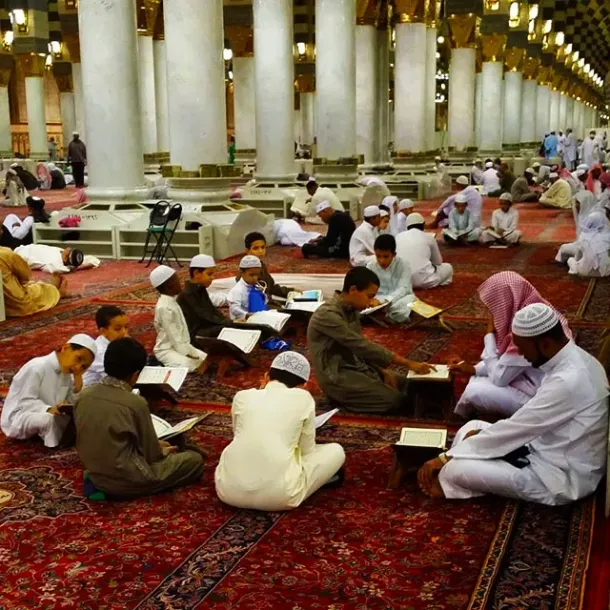 Ilustrasi Anak Kecil Belajar Baca Quran