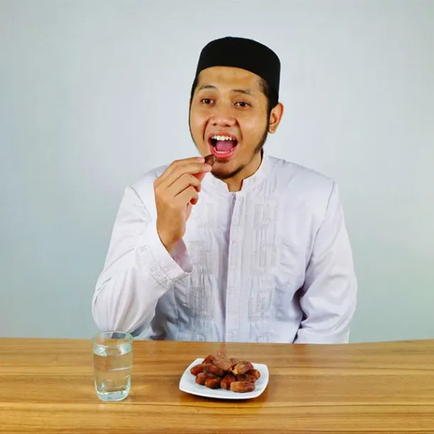 Ilustrasi Berbuka dengan Kurma dan Air Putih