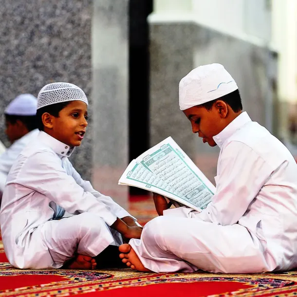 Ilustrasi Anak Kecil Belajar Al Quran. Sumber: aleqt.com