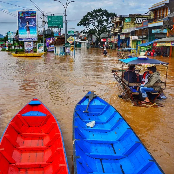 Transportasi warga melintasi banjir di Dayeuhkolot, Bandung