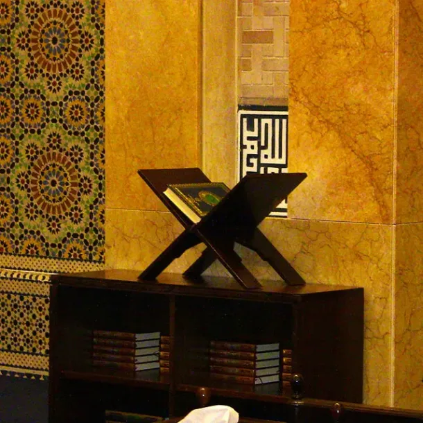 Al-Qur’an terbuka di atas rehal di dalam masjid