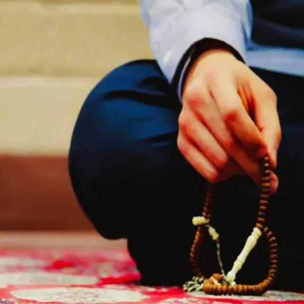 Ilustrasi Orang Berdzikir Dengan Tasbih