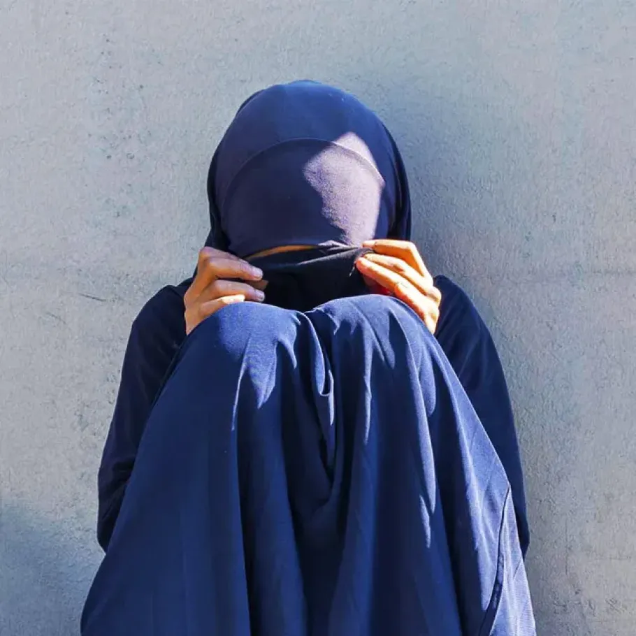 Ilustrasi Anak Remaja Muslimah Yang Sedang Sedih