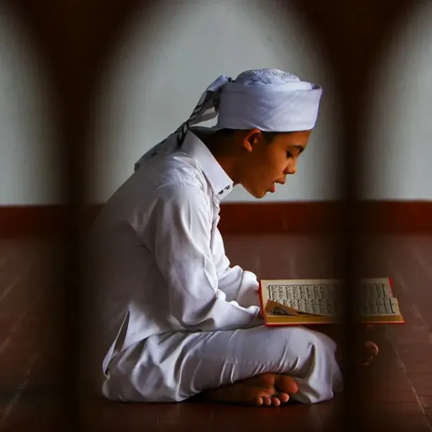 Ilustrasi Santri Membaca Kitab