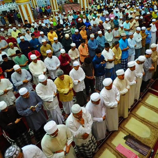 Ilustrasi Sholat Berjamaah di Masjid