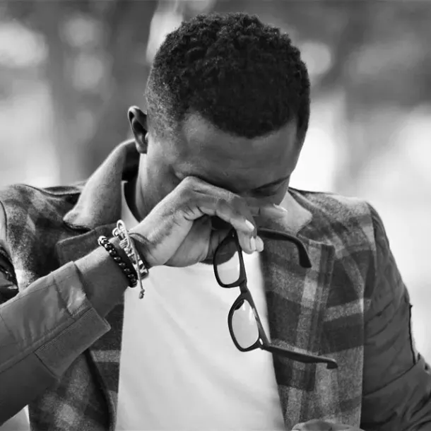 Ilustrasi laki-laki yang menangisi kesalahannya