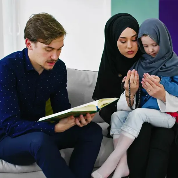 Ilustrasi keluarga muslim membaca Qur'an