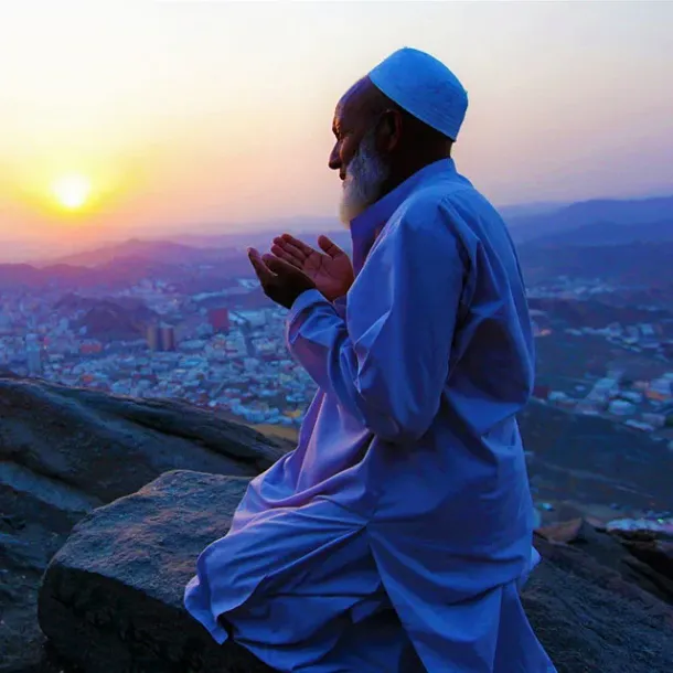 Ilustrasi orang tua yang berdoa