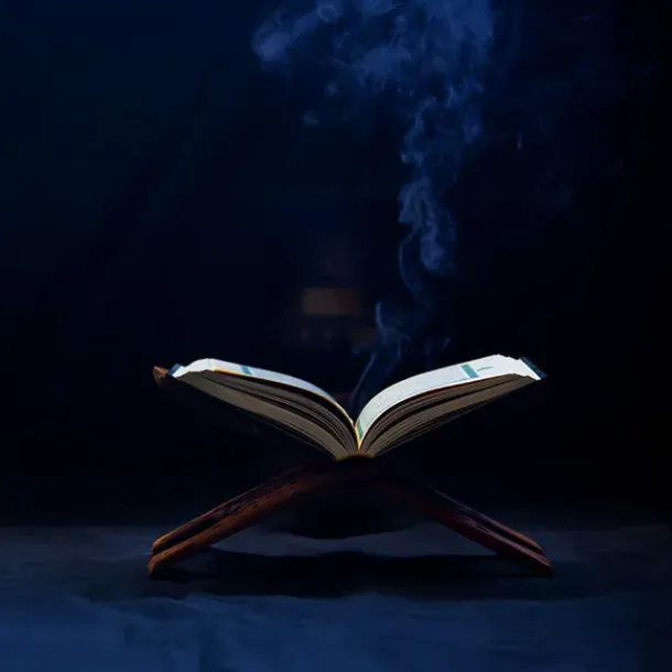 Al-Qur'an dengan pencahayaan dramatis - Jin Nasibain beriman pada Al-Qur'an