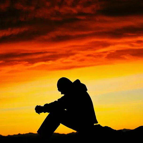 Siluet Laki-laki yang Sedang Merenung