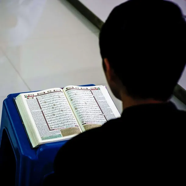 Ilustrasi Membaca Quran dan Tafsirnya. Sumber: islamicmentors.com