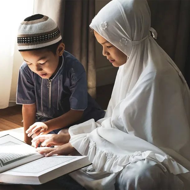 Ilustrasi Anak Kecil Membaca Al Quran. Sumber: fqeacademy.com