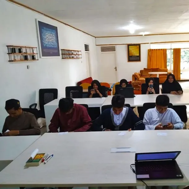 Santri Putra Pesantren Daarul Mutqin, Megamendung, Bogor, Jabar