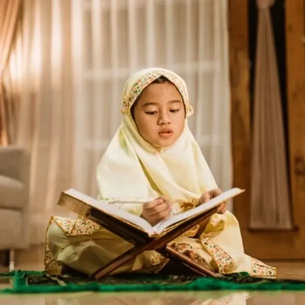 Ilustrasi Anak Kecil Membaca Quran. Sumber: bacakoran.co