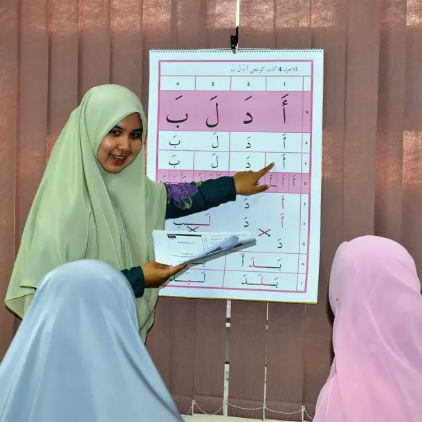 Ilustrasi Mengajar Baca Al Quran Metode Al Barqy. Sumber: awal.my