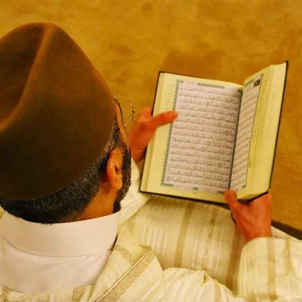 Ilustrasi Orang Baca Quran