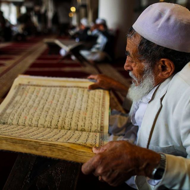 Ilustrasi Muslim Membaca Kitab Qur'an